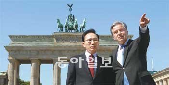 ‘독일 통일의 상징’ 앞에서 독일을 공식 방문 중인 이명박 대통령(왼쪽)이 9일 클라우스 보베라이트 베를린 시장의 안내를 받으며 독일 통일의 상징인 브란덴부르크문 주변을 둘러보고 있다. 베를린=김동주 기자 zoo@donga.com