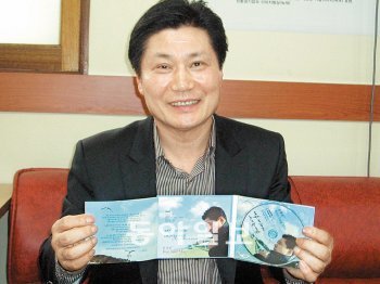 여수엑스포 홍보와 붐을 조성하기 위해 가수 설운도가 작사 작곡한 노래로 가수활동을 선언한 김정민 전 여수시의회 의장이 자신의 음반을 들어 보이고 있다.이형주 기자 peneye09@donga.com