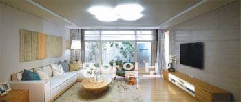 삼성물산 ‘래미안 영통 마크원’은 거실의 전등 모양 및 벽면의 인테리어 색상 등을 입주자가 직접 고를 수 있어 선택의 폭이 넓다. 전용면적 97㎡ 주택형의 거실. 삼성물산 제공
