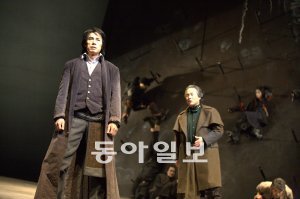 지난해 재단법인으로 독립한 국립극단이 올 초 창단공연으로 명동예술극장 무대에 올린 ‘오이디푸스’는 이후 국내 연극계에 일으킨 오이디푸스 열풍의 신호탄이 됐다. 국립극단 제공