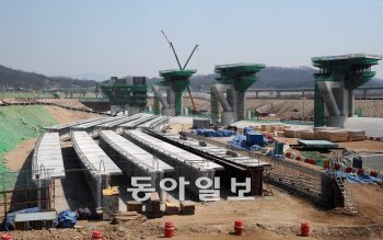 4대강 공사가 진행되고 있는 경기 여주군 이포보 건설현장. 동아일보DB