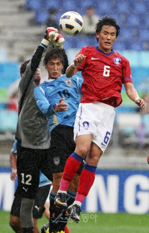 10일 수원월드컵경기장에서 열린 수원컵 국제청소년(U-20)대회에서 남승우(오른쪽)가 상대 문전에서 수비수와 볼을 다투고 있다.