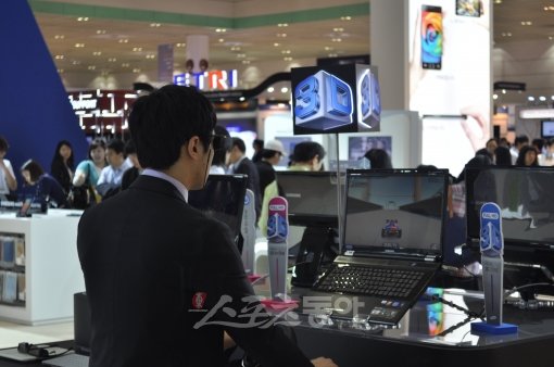 11일 서울 강남구 삼성동 코엑스에서 개막한 ‘월드IT쇼’의 메인 테마는 3D 입체영상이었다. 행사장을 찾은 남성 관람객이 삼성 노트북으로 3D게임을 즐기고 있다.