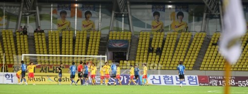 올 시즌 컵 대회는 상당수 팀이 베스트 11을 출전시키지 않아 사실상 2군 리그로 전락했다는 비판을 들었다. 성남 일화가 11일 
탄천 종합운동장에서 극소수의 관중을 앞에 둔 채 인천 유나이티드와 컵 대회 홈경기를 펼치고 있다.