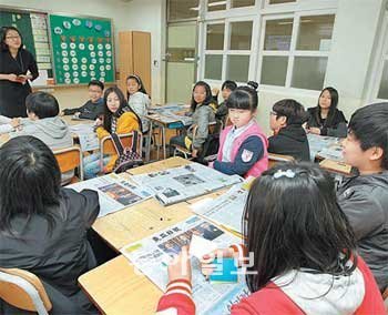 서울 은평구 갈현초 장세라 교사가 동아일보를 함께 읽으면서
학생들의 생각을 묻고 있다. 기사를 활용한 퀴즈게임으로 흥미
를 갖게 만든다고. 신원건 기자 laputa@donga.com