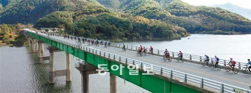 서울역∼옥천역 에코레일이 14일부터 11월까지 6차례 운행된다. 옥천군이 조성한 향수 100리길 중 장계교를 열차 이용객들이 자전거로 달리고 있다. 옥천군 제공