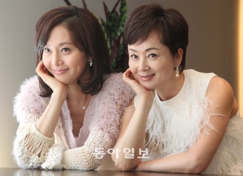 '로열패밀리'에서 고부 간으로 출연한 염정아(왼쪽)와 김영애. 사진=이종승기자 urisesang@donga.com