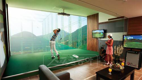 아마추어부터 프로골퍼까지 모두 출전할 수 있는 세븐버디 핸디별 클럽대회가 회를 거듭할수록 더욱 뜨거운 열기를 뿜어내고 있다. 세븐버디 스크린골프를 즐기고 있는 아마추어 골퍼들.