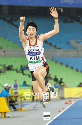 5년 만에 우승 한국 육상 도약의 간판 김덕현이 남자 세단뛰기에서 힘차게 뛰어오르고 있다. 그는 3차 시기에서 16.99m를 기록해 정상에 오르며 지난해 은메달에 그친 아쉬움을 털어냈다. 대구=사진공동취재단