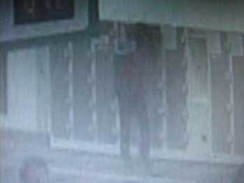 어제 새벽 서울역 폐쇄회로(CC)TV에 찍힌 용의자의 모습. 용의자가 폭발물을 사물함에 넣고 있다. 서울역 CCTV 화면 촬영