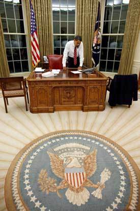 오바마 미국 대통령의 책상 위에는 항상 서류 몇장과 전화기 하나 만이 달랑 놓여 있다. 데일리메일