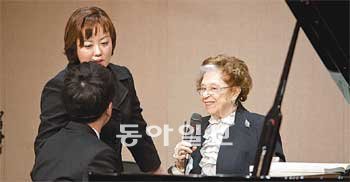 지난달 22일 서울 서초구 모차르트홀에서 열린 ‘LG와 함께하는 서울국제음악콩쿠르’ 마스터클래스에서 패니 워터먼 씨(오른쪽)가 참가자의 연주를 들은 뒤 조언을 해주고 있다. 동아일보DB
