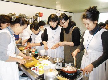경주시 내남면의 (사)한국전통음식체험교육원에서 ‘우리음식 체험 해설사’ 양성교육 참가자들이 요리실습을 하고 있다. 경북도 농업기술원 제공