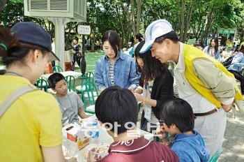 하충식 한마음병원장(오른쪽)이 14일 대구 이월드에서 즐거운 시간을 보내고 있는 어린이들과 대화를 나누고 있다. 한마음병원 제공