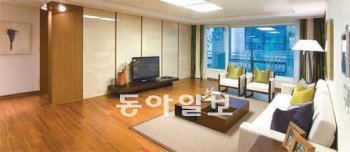 대림산업 ‘의왕 내손 e편한세상’은 벽과 바닥에 나무 무늬 타일을 활용해 편안함과 안정감을 강조했다. 전용면적 127㎡ B타입 주택형의 거실. 대림산업 제공