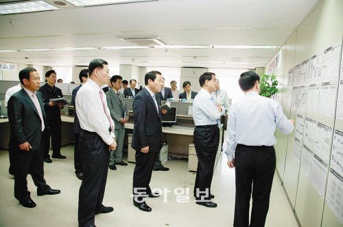 서울 강남구 삼성동 한국전력 본사에서 김쌍수 사장(오른쪽에서 두번째)이 경영혁신 수단인 TDR(Tear Down & Redesign·기존의 프로세스를 완전히 고쳐 새로 다시 설계하는 것) 과제에 대한 개선결과를 보고받고 있다. 한전은 지난해에만 115개의 TDR 과제를 진행했다. 한국전력 제공