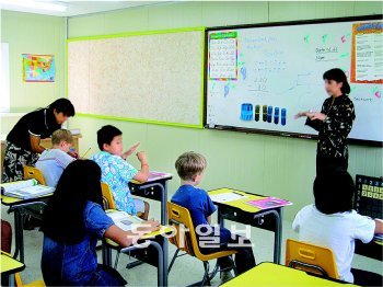 미국령인 사이판의 유일한 대학인 ‘노던 마리아나 컬리지’가 주최하고 ㈜드림교육과 사이판영어마을이 공동 주관하는 ‘사이판 영어 방학캠프’에선 4주 동안 백인 원어민 전문 강사와 맞춤형 영어몰입학습을 하며 프로 골퍼로부터의 수준급 골프 집중레슨을 받을 수 있다. 사이판영어마을 제공