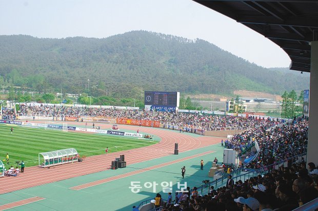 인산인해 프로축구 K리그 울산 현대와 제주 유나이티드의 경기가 열린 15일 서산종합운동장에는 1만9000여 명의 수용인원을 넘어서 2만1755명이 입장해 서산에 서 열린 첫 K리그 경기에 대한 관심을 나타냈다. 울산 현대 제공