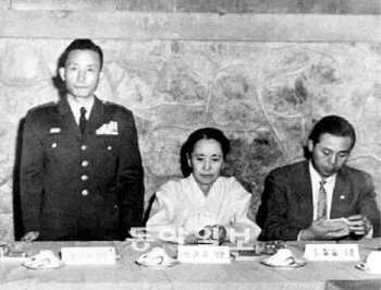 6관구사령관 시절 박정희 1959년 서울 영등포의 6관구사령관인 박정희 소장(왼쪽)이 국회 감사반을 맞아 인사하고 있다. 오른쪽 끝이 이철승 의원이다. 동아일보DB