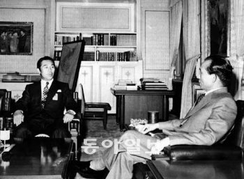 1977년 여야 영수회담 1977년 당시 박정희 대통령(오른쪽)과 이철승 신민당 대표가 청와대에서 만나 주한미군 철군 문제를 비롯한 정치 현안에 대해 이야기를 나누고 있다. 동아일보DB