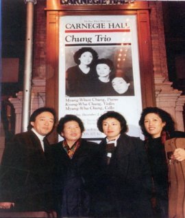 ‘정 트리오’로 잘 알려진 정경화-명화-명훈 세남매의 모친 이원숙 씨가 15일 별세했다. 사진 은 피아니스트 정명훈 씨, 이원숙 씨, 바이올리니스트 경화 씨, 첼리스트 명화 씨(왼쪽부터).