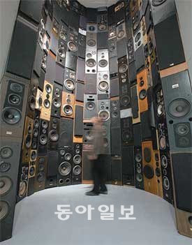 버려진 스피커를 쌓아올려 만든 김승영 씨의 ’타워’.
버려진 물건들이 심장 박동과 자연의 소리를 뿜어내는 자연으로 다시 태어났다. 사비나미술관 제공