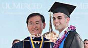 강성모 총장(왼쪽)이 2009년 졸업식에서 졸업생 대표를 격려하고 있다. 머시드 캘리포니아대 제공