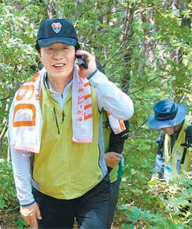 김범일 대구시장이 14일 직원들과 팔공
산을 오르던 중 양준혁 대구시 홍보대사
와 통화를 하고 있다.
이권효 기자 boriam@donga.com