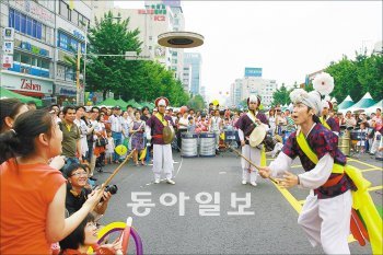 25∼29일 인천 부평 부평대로 등지에서 풍물축제가 열린다. 이 기간에 김덕수 사물놀이패 등의 거리 공연을 감상할 수 있다. 인천 부평구 제공