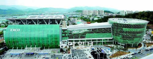 전시장을 2배가량 키워 19일 준공식을 여는 대구 엑스코. 오른쪽 절반이 확장한 부분이다. 엑스코 제공