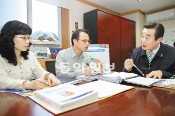 2011 대구세계육상선수권대회 조직위원회 회의실에서 홍승활 기획조정실장, 김태성 입장권판매팀장, 김윤정 입장권판매팀 주무관(오른쪽부터)이 ‘만석 관중’ 목표를 주제로 회의를 하고 있다.