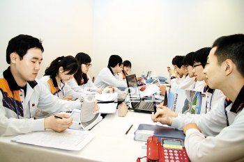 12일 대구 수성구 인터불고호텔 2011 대구국제육상경기대회 상황실에서 자원봉사자들이 외국 선수들의 스케줄을 확인하면서 통역 준비를 하고 있다. 이들은 8월 세계육상선수권대회에서도 활약할 예정이다.