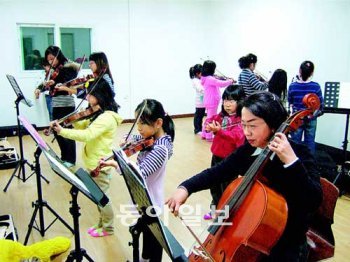 꿈을 이루는 지역아동센터 아이들이 삼삼오오 모여 바이올린 연주를 하고 있다. 김재평 씨 제공