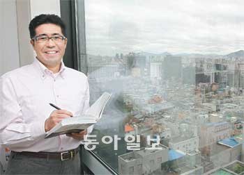 오쿠야마 신지 한국P&G 사장은 여덟 살 된 아들과의 일상을 일본의 짧은 시 하이쿠로 쓸 정도로 아들 사랑이 각별하다. 오쿠야마 사장은 “가족의 든든한 지원이 있어야 비즈니스에서도 성공할 수 있다”며 “P&G가 구성원들의 일과 가정의 조화를 중시하는 이유”라고 말했다. 김재명 기자 base@donga.com