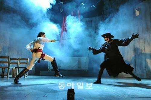 대형 극장이 잇달아 개관을 앞두면서 이 공연장들을 채울 콘텐츠가 있느냐는 우려도 나온다. 올 하반기 개관하는 극장 중 가장 큰 규모인 인터파크의 블루스퀘어 극장은 뮤지컬 전용관 개관작으로 국내 초연작인 라이선스 뮤지컬 ‘조로’를 선택했다. 인터파크 제공