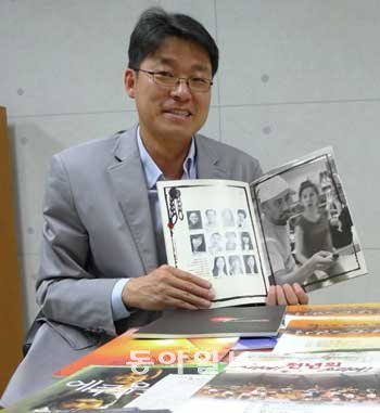 한국문화예술위원회 이정만 책임 심의위원이그동안 본 공연 프로그램을 펼쳐 보였다. 김성규 기자 kimsk@donga.com