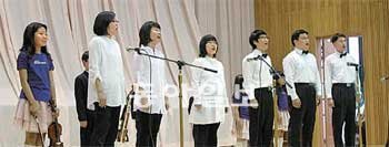 17일 오후 남양초등학교에서 열린 ‘사랑의 남양 가족 음악 경연대회’ 모습. 20일엔 같은 장소에서 ‘사랑의 남양 가족 음악회’가 열린다. 남양초 제공