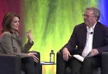 구글 ‘노변정담’ 프로그램에서 에릭 슈미트 구글 최고경영자(오른쪽)와 얘기를 나누고 있는 작가 티나 페이 씨.