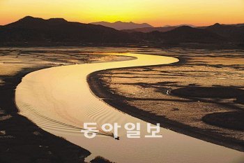 유유이 굽이치는 순천만 물길. 세계적 여행안내서인 미슐랭 그린가이드 한국편은 순천만과 송광사 선암사를 최고의 한국 여행지로 선정했다. 동아일보DB