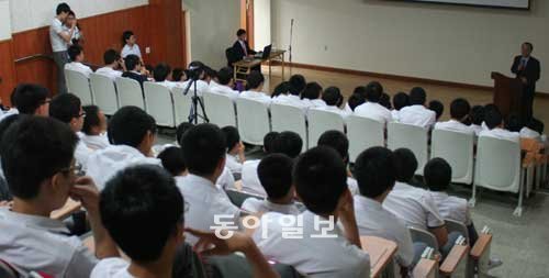 한국공학한림원은 19일 대구 능인고에서 이희국 LG실트론 사장의 강연을 시작으로 6월 8일까지 서울과 대구, 경남 지역 고등학교에서 ‘CEO 특강’을 연다고 밝혔다. 한국공학한림원 제공