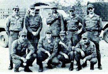 고엽제 묻을 당시 미군 모습 미국 애리조나 주 피닉스의 KPHO-TV가 16일 한국의 미군기지에 고엽제 물질을 묻었다는 기사와 함께 보도한 사진으로 고엽제를 묻을 당시 경북 칠곡군 왜관읍 미군기지 캠프 캐럴에서 근무하던 미군 병사들의 모습이다. 사진 출처 KPHO-TV