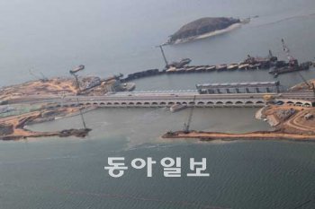 한국수자원공사가 시화호조력발전소 설비설치를 끝내고 최종 기능 점검과 함께 현장 주변에 대한 정비작업을 하고 있다. 이 발전소는 7월경 시험가동에 들어가 11월 말이면 본
격적으로 전기를 생산할 예정이다. 한국수자원공사 제공