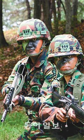 육군 31사단에서 함께 근무하며 ‘특급전사’로 임무를 수행하고 있는 김윤수(왼쪽) 백혜진 대위 부부. 육군 제공