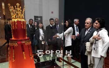 국립중앙박물관 방문 서울 주요 20개국(G20) 국회의장회의에 참석한 각국 대표단이 20일 마지막 공식 일정으로 국립중앙박물관을 방문해 전시물을 둘러보고 있다. 전영한 기자 scoopjyh@donga.com