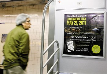 ‘심판의 날, 2011년 5월 21일’. 임박한 종말을 알리는 패밀리 라디오의 광고 옆으로 한 남성이 스쳐지나가고 있다. 이 광고는 미국 뉴욕의 지하철에 걸려 있다. 뉴욕=로이터 연합뉴스