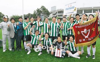 동아일보가 21일 경기 고양종합운동장 보조경기장에서 열린 한국기자협회 축구 서울 대회 결승전에서 KBS를 꺾고 1972년 1회 대회 이후 39년 만에 두 번째 우승을 차지했다. 선수단이 우승기를 세워놓고 환호하고 있다. 고양=이훈구 기자 ufo@donga.com