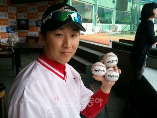 스포츠동아 트위터 인터뷰의 8번째 주인공은 SK 정우람이다. 정우람이 팬들에게 선물할 친필사인볼을 들고 포즈를 취하고 있다.