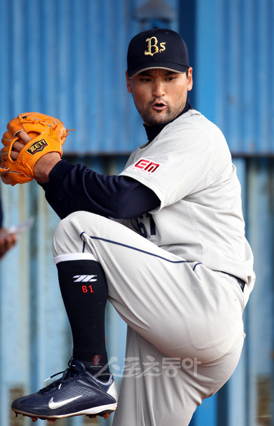 박찬호가 1군 복귀전에서 잘 던지고도 또 승리와 연을 맺지 못했다. 22일 도쿄돔에서 열린 요미우리전에서 6이닝 무실점을 기록하고도 불펜이 동점을 허용한 탓이다.