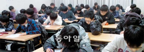 ‘공부스타 캠프’에선 학생 스스로 학습계획을 세우고 점검한다. 또 명문대 멘토들이 캠프참가 중학생들을 밀착 지도·관리한다. 사진은 지난 겨울방학 열린 공부스타 캠프 장면.