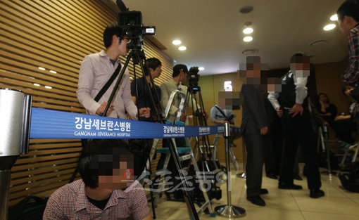 투신자살한 송지선 MBC 스포츠플러스 아나운서의 빈소가 23일 서울 강남 세브란스 5호실에 차려지기에 앞서 병원 관계자들이 분주하다.
